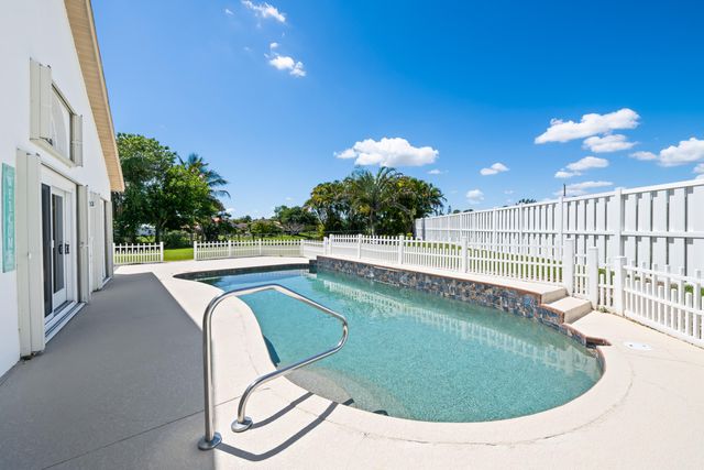 112 Camelot Court, Royal Palm Beach, FL 33411