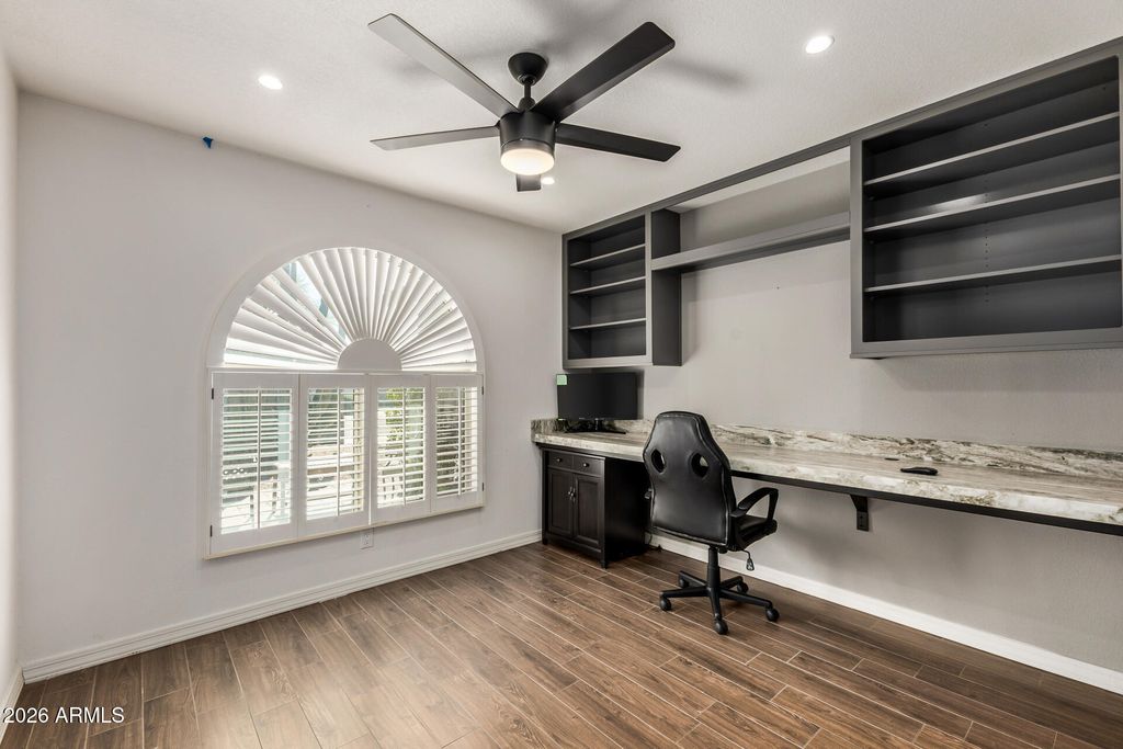 Image 24 of property listing at 10710 E CLINTON Street, Scottsdale, AZ 85259