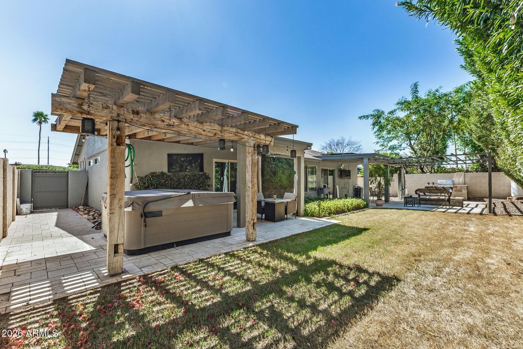 Image 31 of property listing at 10710 E CLINTON Street, Scottsdale, AZ 85259