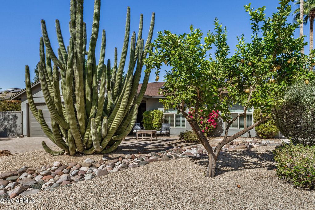 Image 4 of property listing at 10710 E CLINTON Street, Scottsdale, AZ 85259