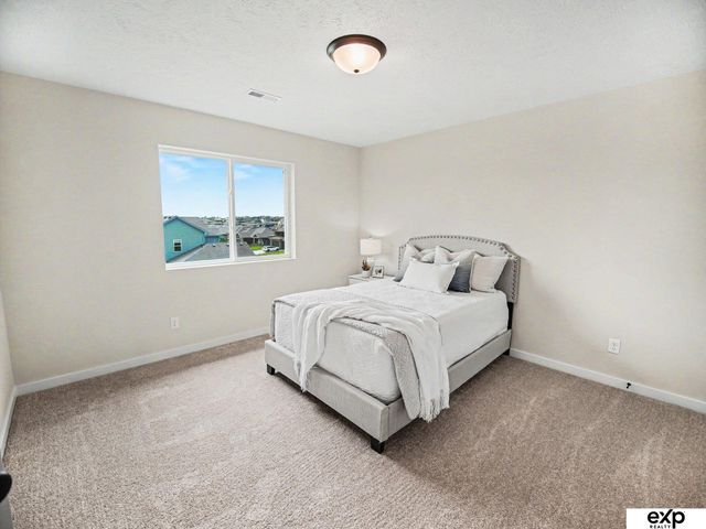 18710 Pinehurst Avenue, Omaha, NE 68136