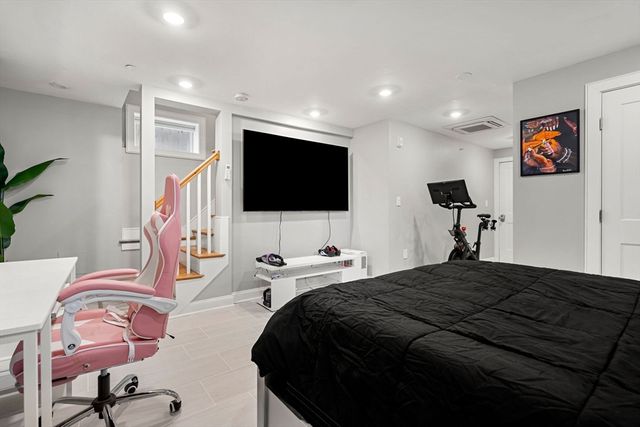 14 Farragut Ave. 1, Somerville, MA 02144