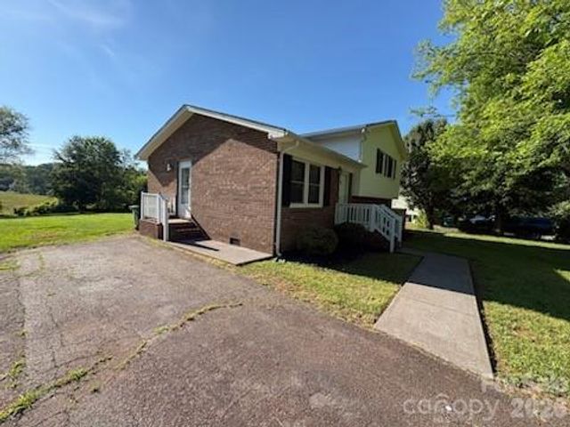 122 Wallace Street, Boonville, NC 27011