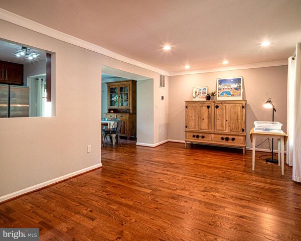 15 GROVEPOINT CT, Rockville, MD 20854