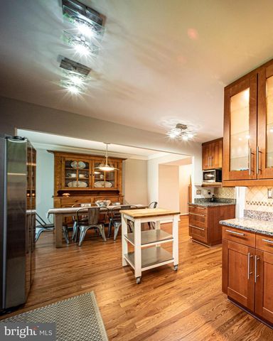 15 GROVEPOINT CT, Rockville, MD 20854