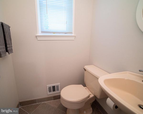 15 GROVEPOINT CT, Rockville, MD 20854