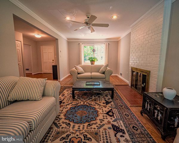 15 GROVEPOINT CT, Rockville, MD 20854