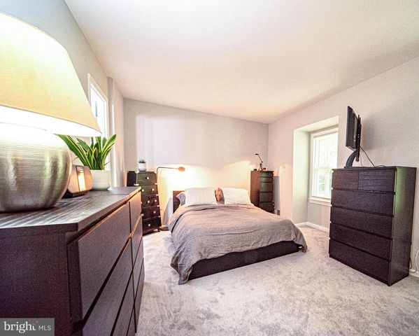 15 GROVEPOINT CT, Rockville, MD 20854