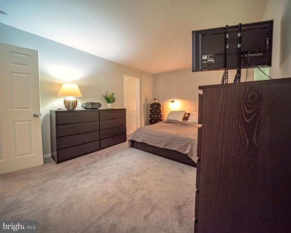 15 GROVEPOINT CT, Rockville, MD 20854