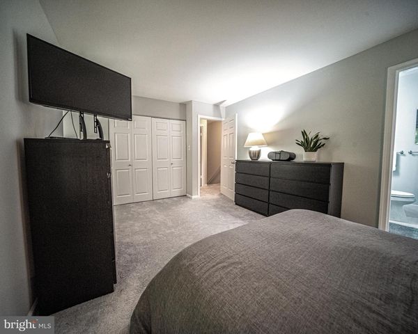 15 GROVEPOINT CT, Rockville, MD 20854