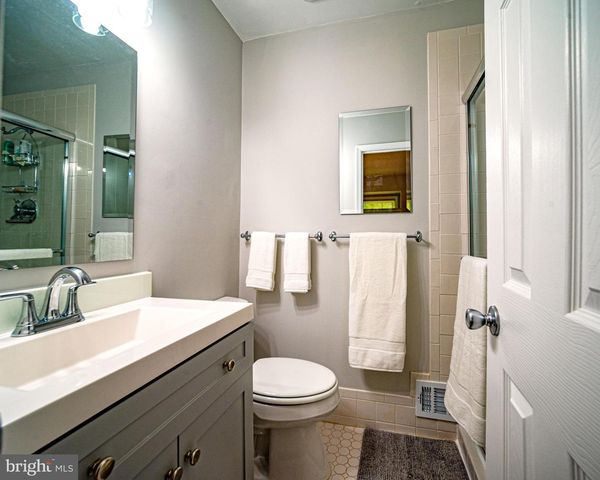 15 GROVEPOINT CT, Rockville, MD 20854