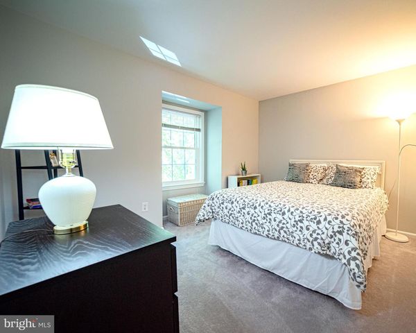 15 GROVEPOINT CT, Rockville, MD 20854