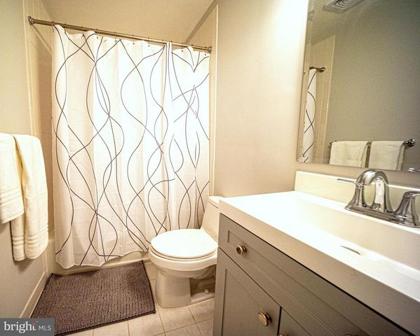 15 GROVEPOINT CT, Rockville, MD 20854