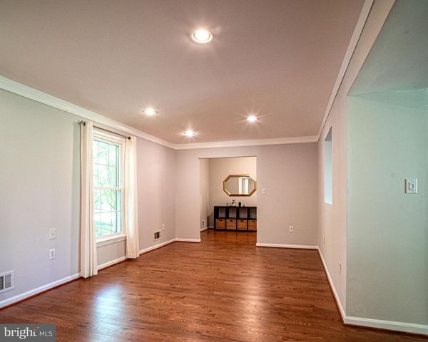 15 GROVEPOINT CT, Rockville, MD 20854