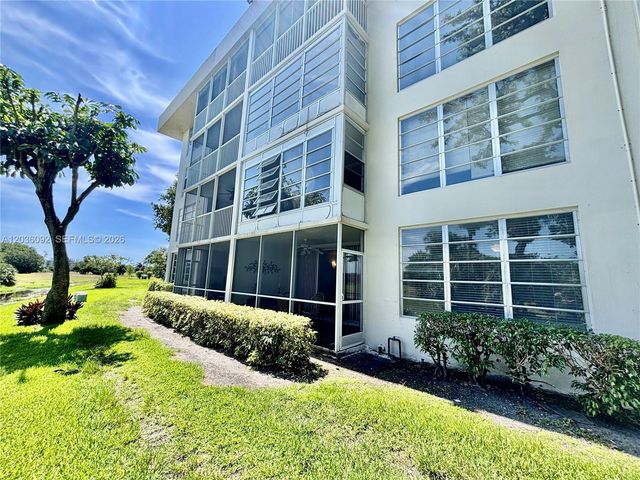 3051 S Palm Aire Dr 102, Pompano Beach, FL 33069