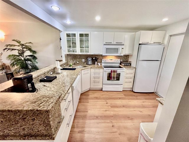 3051 S Palm Aire Dr 102, Pompano Beach, FL 33069