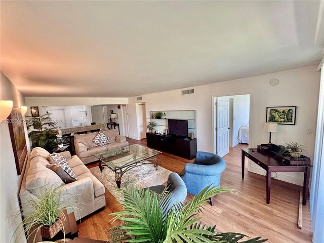 3051 S Palm Aire Dr 102, Pompano Beach, FL 33069
