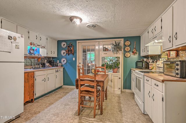 553 North Mill Hollow Road, Castlewood, VA 24224