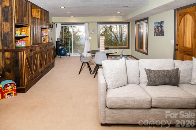 425 Flat Top Mountain Road, Fairview, NC 28730