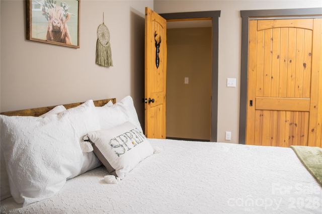 425 Flat Top Mountain Road, Fairview, NC 28730