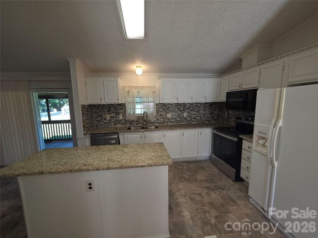 1395 Cape Hickory Road, Hickory, NC 28601