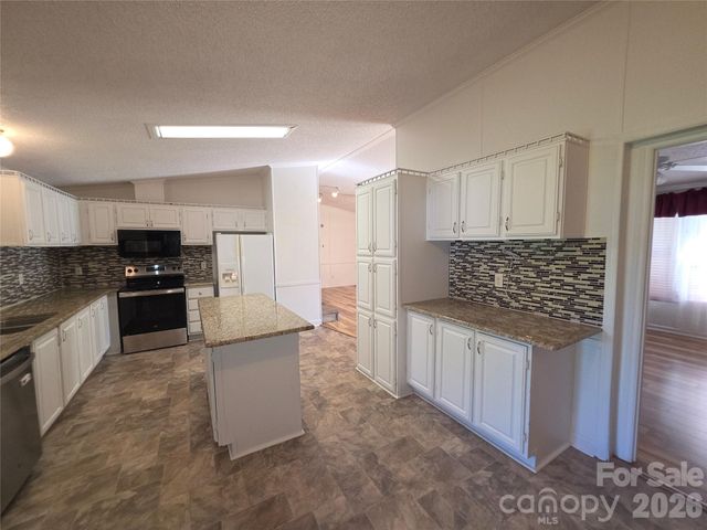 1395 Cape Hickory Road, Hickory, NC 28601