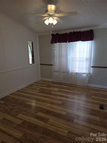 1395 Cape Hickory Road, Hickory, NC 28601