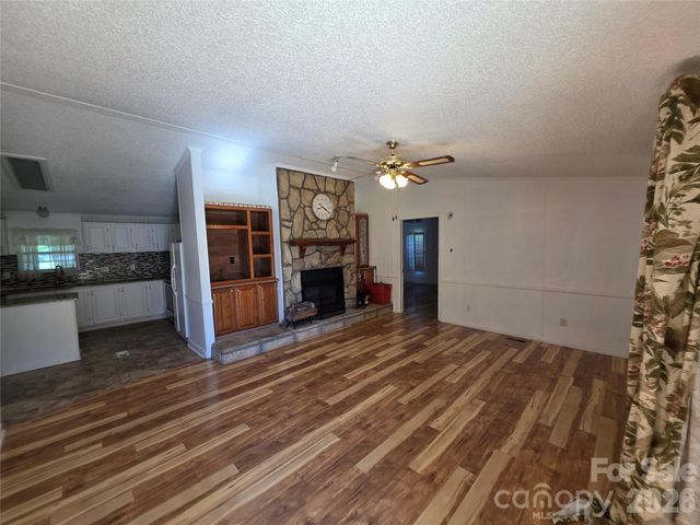 1395 Cape Hickory Road, Hickory, NC 28601