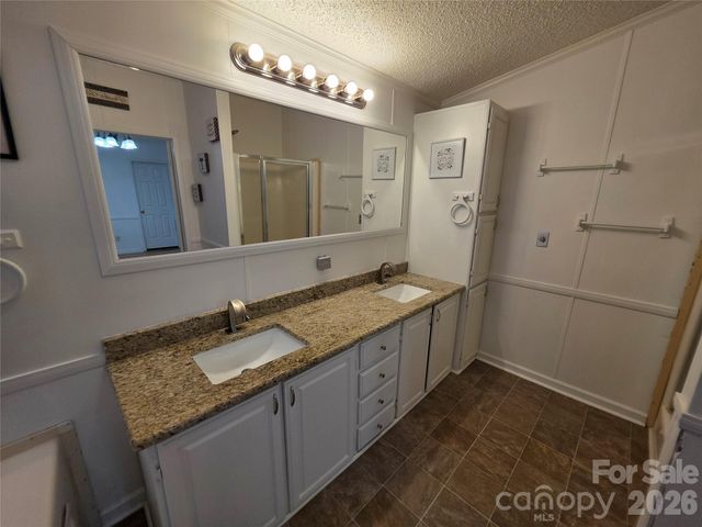 1395 Cape Hickory Road, Hickory, NC 28601