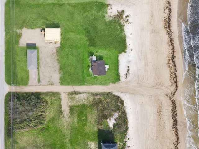 992 S Mae Street, Gilchrist, TX 77617