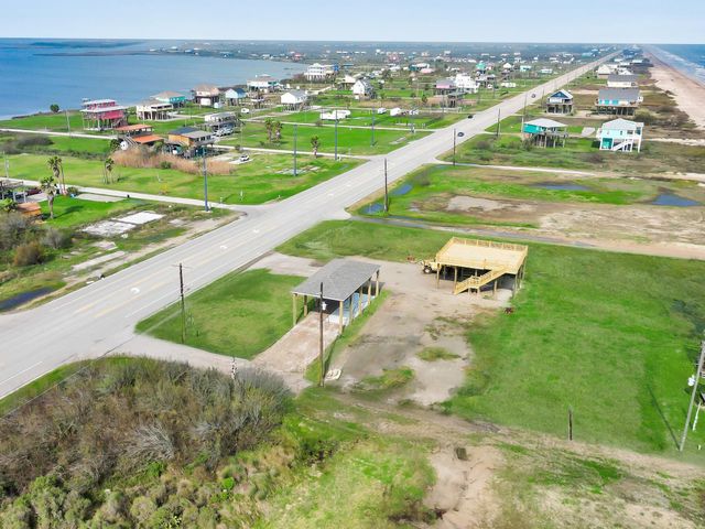 992 S Mae Street, Gilchrist, TX 77617