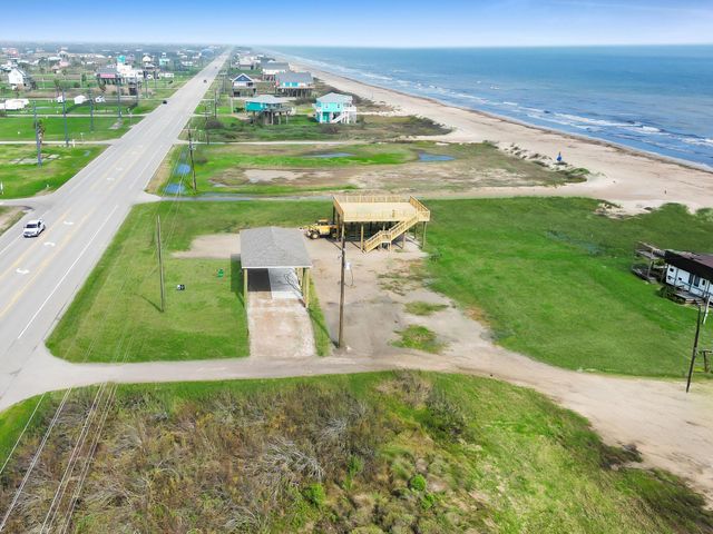 992 S Mae Street, Gilchrist, TX 77617