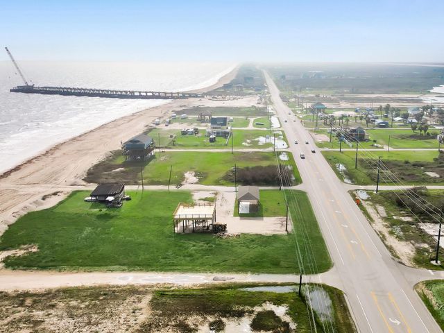 992 S Mae Street, Gilchrist, TX 77617