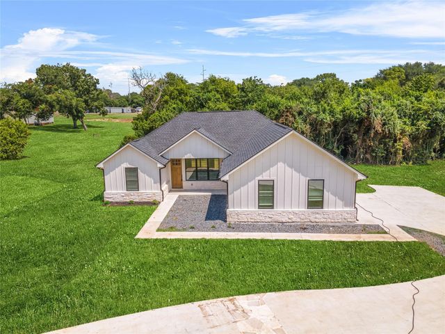 2318 Progress Drive, Brenham, TX 77833