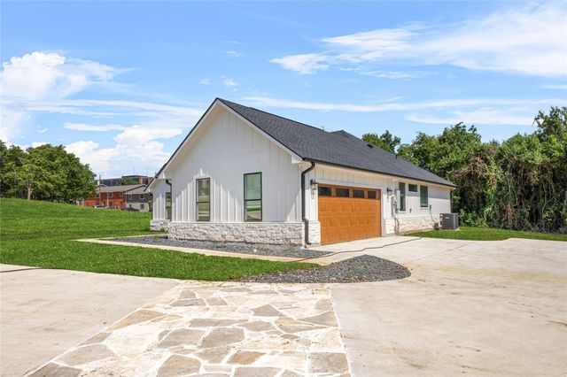 2318 Progress Drive, Brenham, TX 77833