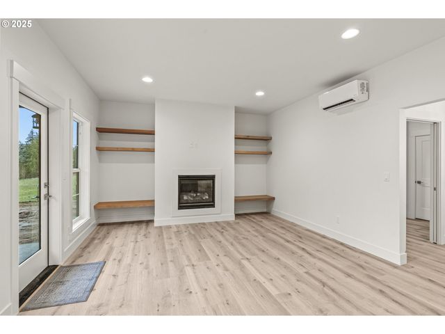 960 Paine Rd, Castle Rock, WA 98611