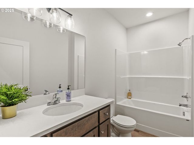 960 Paine Rd, Castle Rock, WA 98611