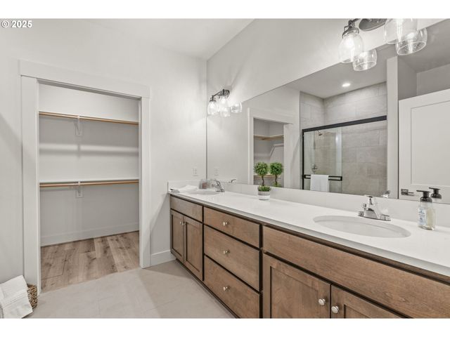 960 Paine Rd, Castle Rock, WA 98611