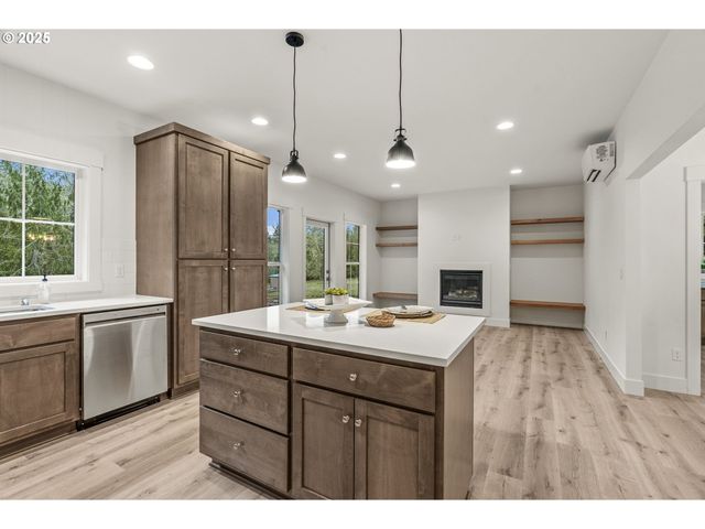 960 Paine Rd, Castle Rock, WA 98611