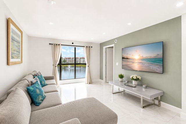 10331 Sunrise Lakes Boulevard 302, Sunrise, FL 33322