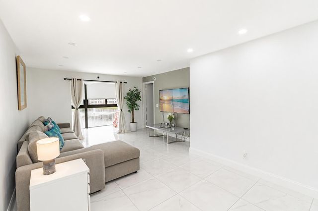 10331 Sunrise Lakes Boulevard 302, Sunrise, FL 33322