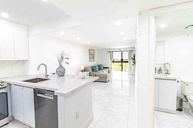 10331 Sunrise Lakes Boulevard 302, Sunrise, FL 33322