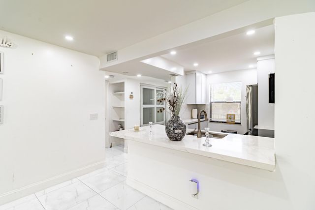 10331 Sunrise Lakes Boulevard 302, Sunrise, FL 33322
