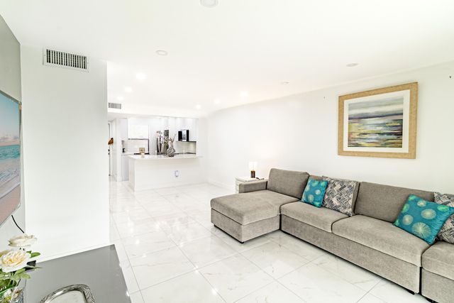 10331 Sunrise Lakes Boulevard 302, Sunrise, FL 33322