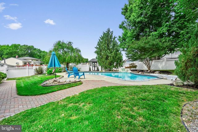 36 BEAVER DR, Barrington, NJ 08007