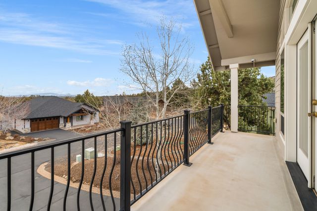 10160 Juniper Glen Circle, Redmond, OR 97756