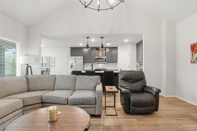 7207 E 131st Place S, Bixby, OK 74008