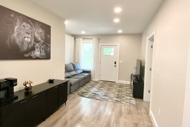 5 Ferdinand St, Worcester, MA 01603