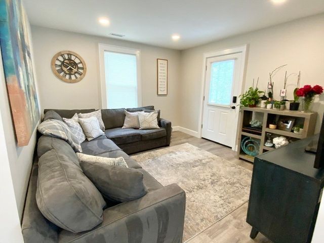 5 Ferdinand St, Worcester, MA 01603