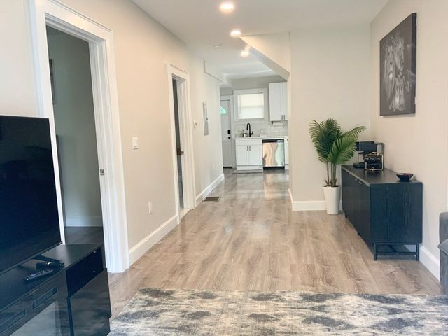 5 Ferdinand St, Worcester, MA 01603